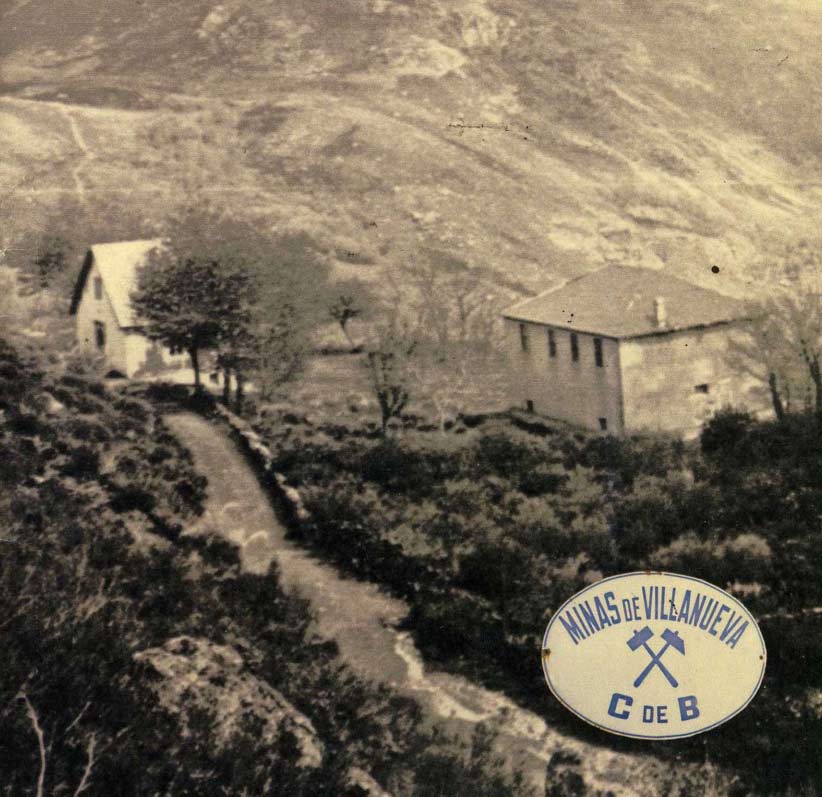 Caldeira de vapor y bocas de entrada de las galerías de las Minas de Wólfram de Vilanova